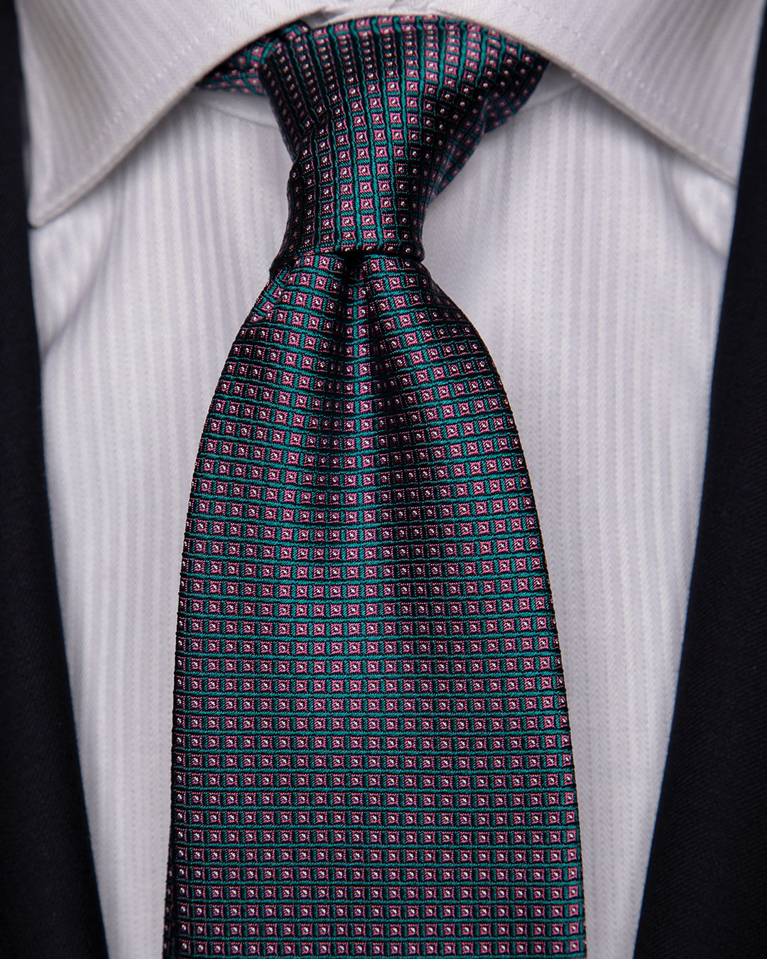 Cravatta Jacquard Bordeaux Con Microquadri Verde Smeraldo E Rosa Ciclamino