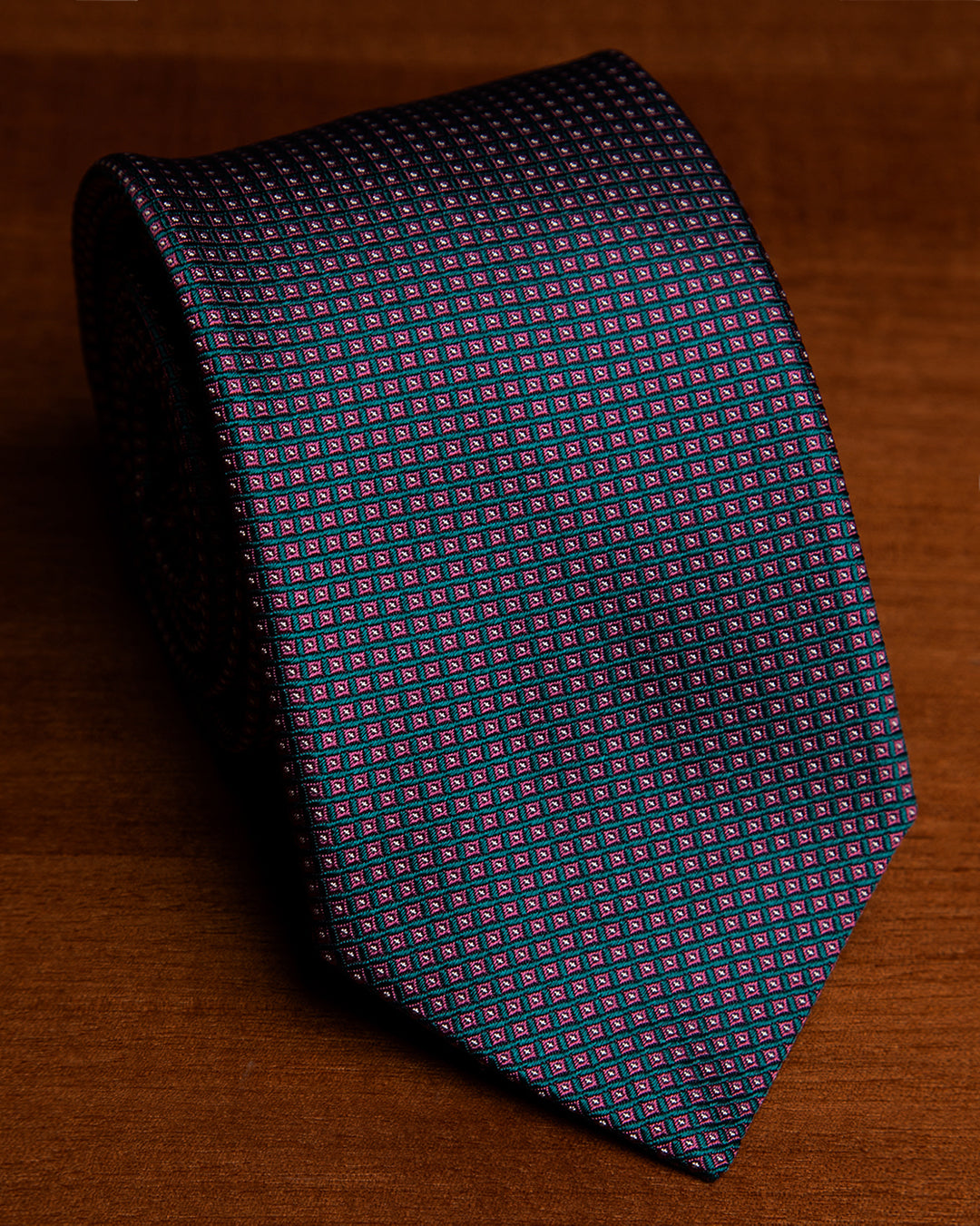 Cravatta Jacquard Bordeaux Con Microquadri Verde Smeraldo E Rosa Ciclamino