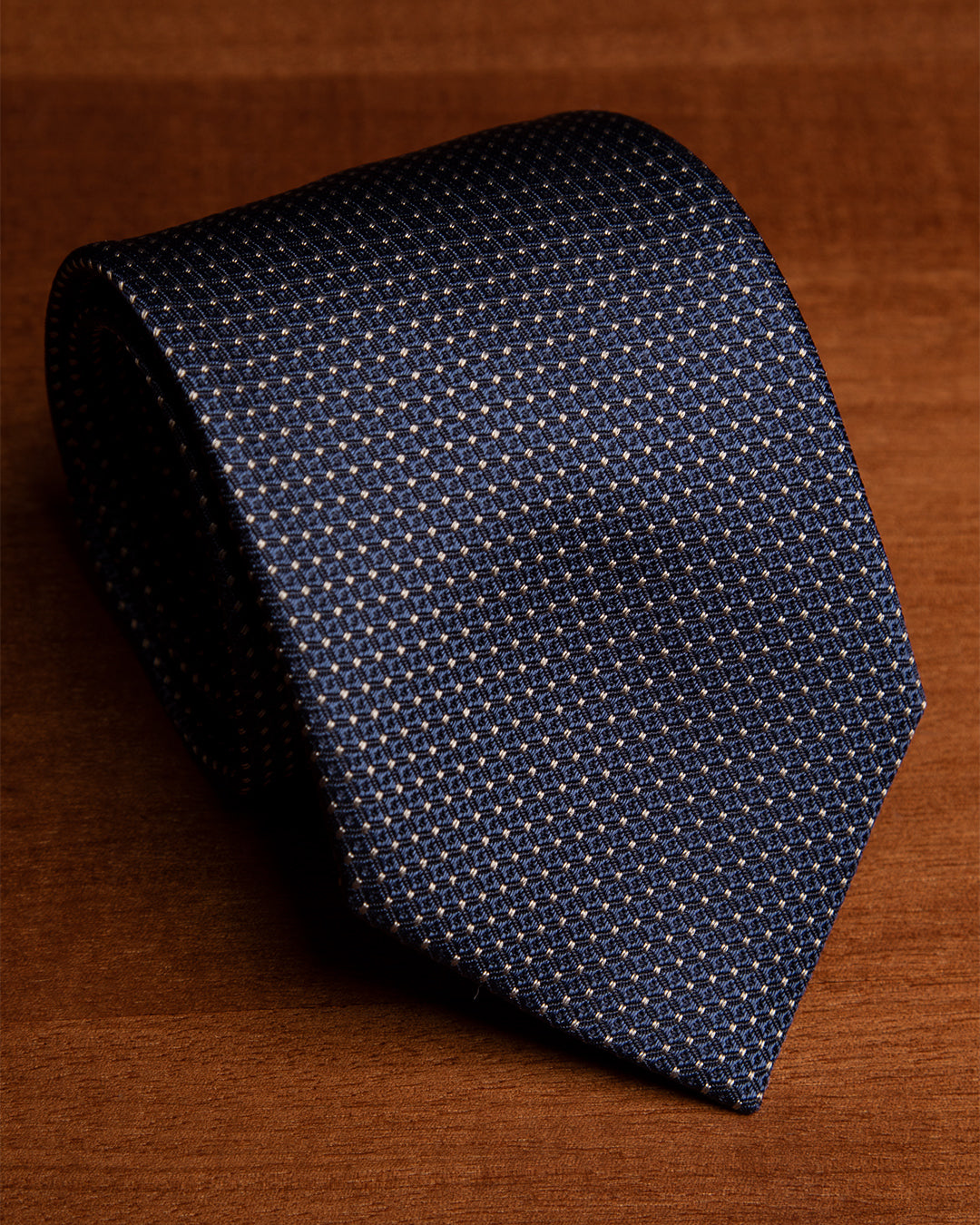 Cravatta Jacquard Blu Navy Con Rombi Tonali E Puntini Avorio