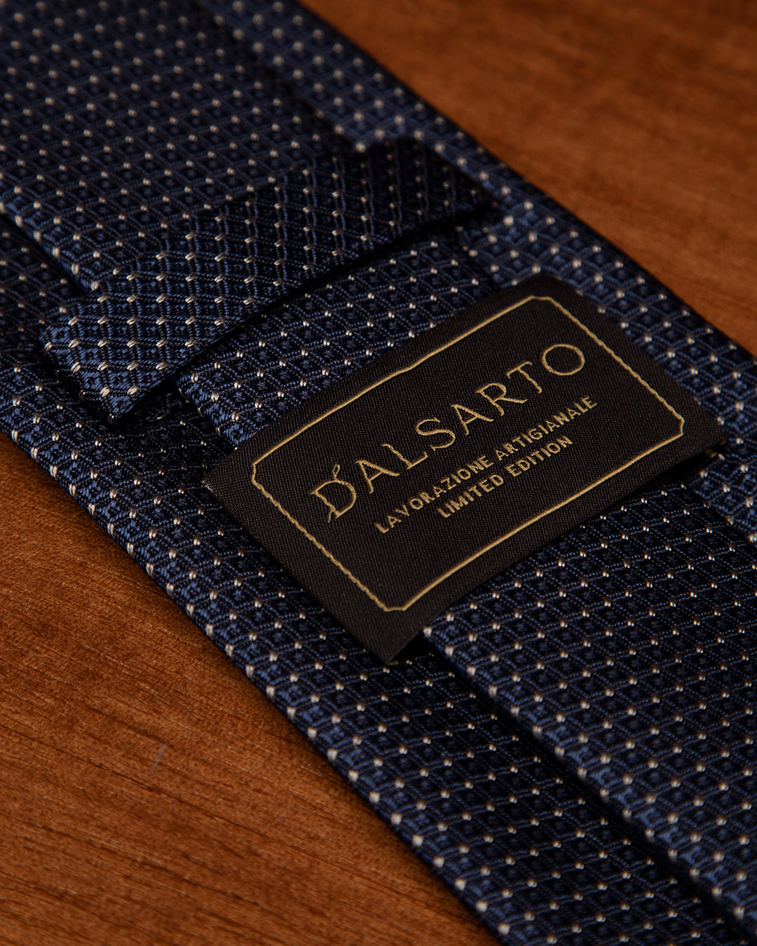 Cravatta Jacquard Blu Navy Con Rombi Tonali E Puntini Avorio