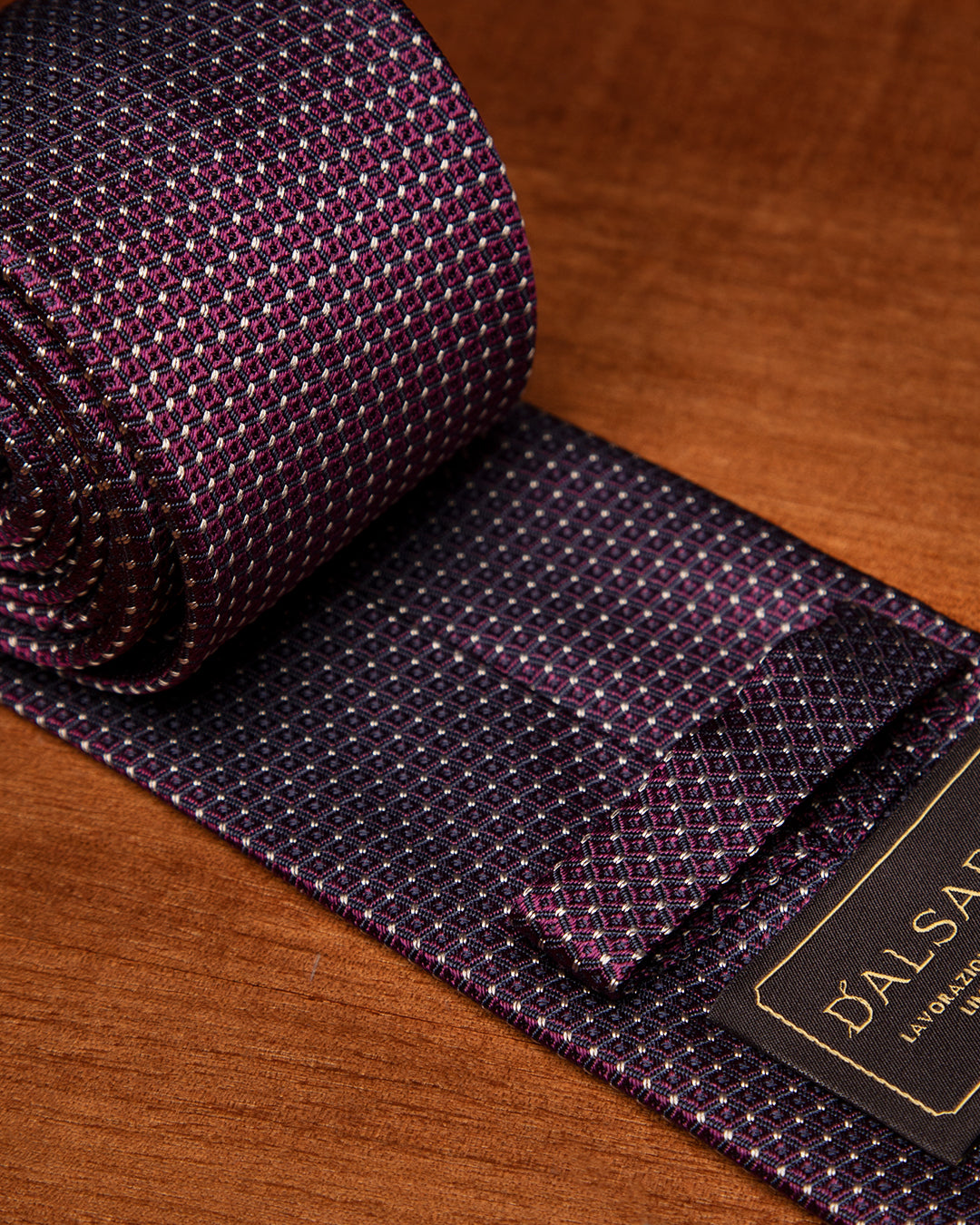 Cravatta Jacquard Blu Notte Con Rombi Bordeaux E Accenti Avorio