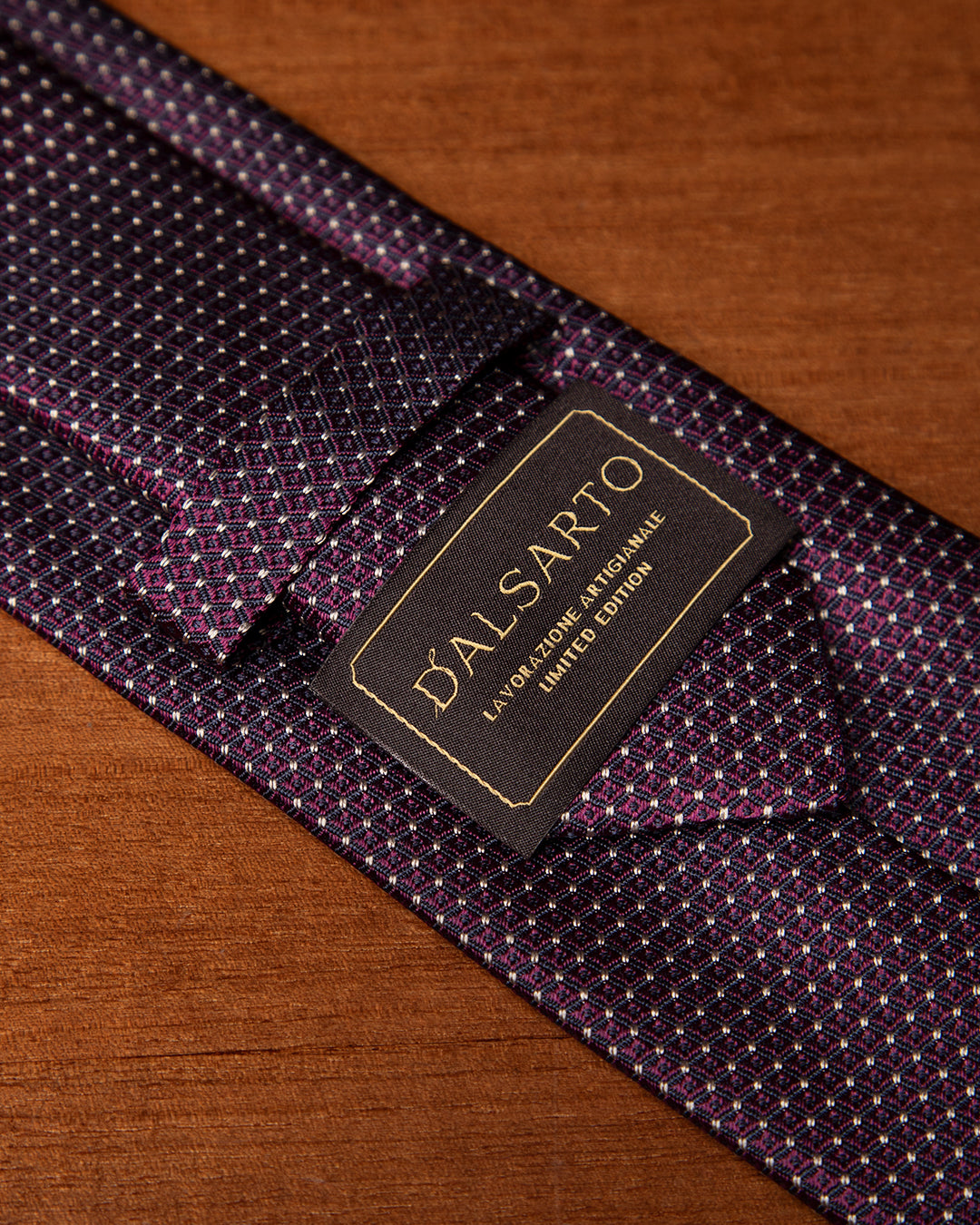 Cravatta Jacquard Blu Notte Con Rombi Bordeaux E Accenti Avorio