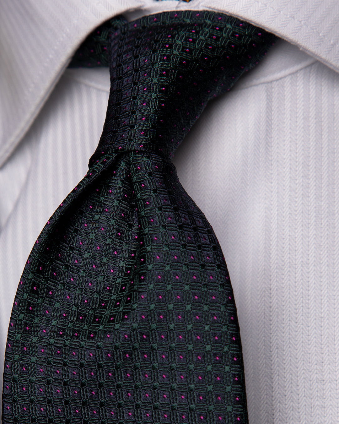 Cravatta Jacquard Blu Notte Con Griglia Verde Bosco E Puntini Magenta
