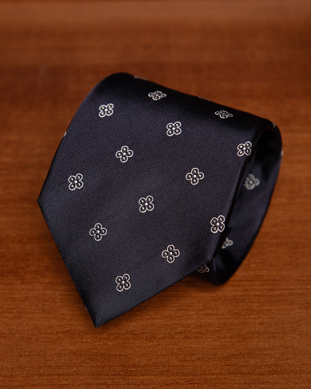 Cravatta Blu Scuro con Fiori Grigi e Bianchi
