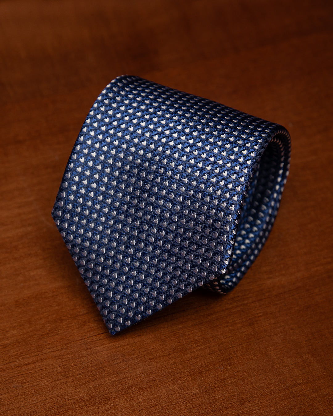 Cravatta Blu con Cuori Bianchi in Seta Raffinata