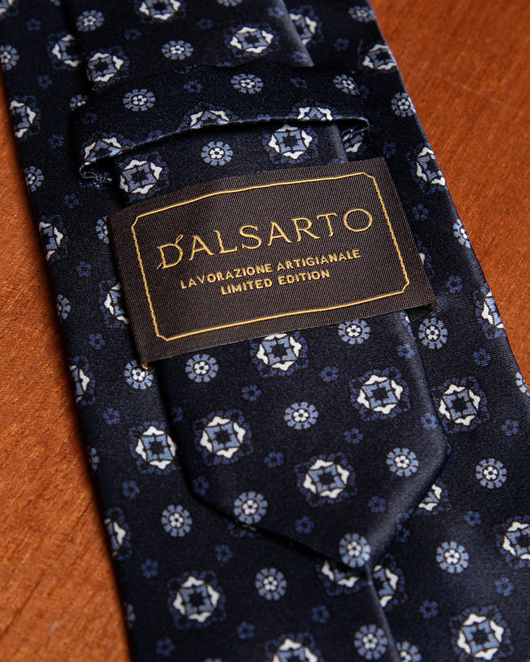 Cravatta Blu Notte con Rombi e Fiori Azzurri