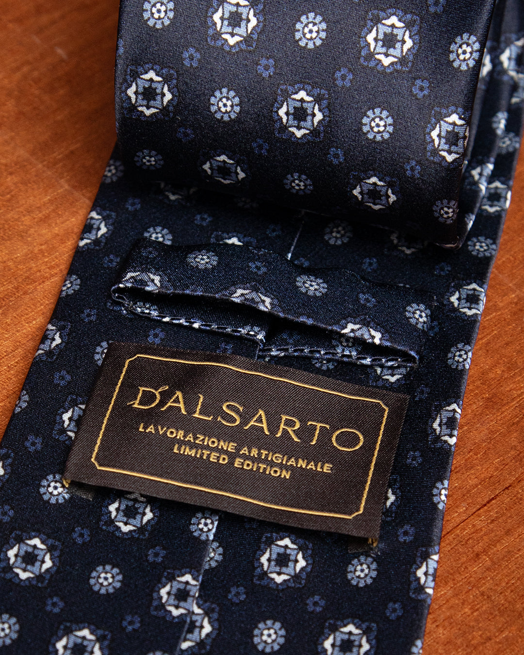 Cravatta Blu Notte con Rombi e Fiori Azzurri