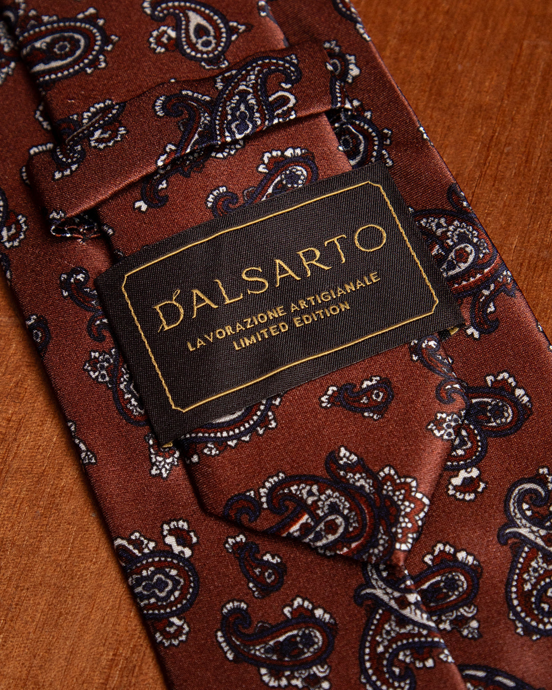 Cravatta Bronzo con Fantasia Paisley Blu e Rosso in Seta