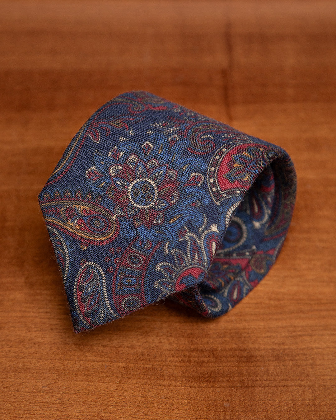 Cravatta Blu con Fantasia Paisley Floreale
