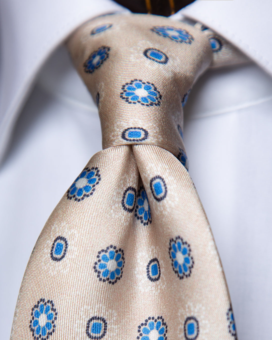 Cravatta Beige con Fiori Azzurri