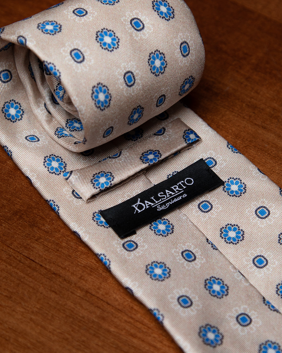 Cravatta Beige con Fiori Azzurri