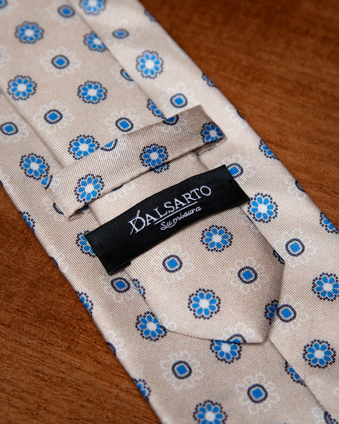Cravatta Beige con Fiori Azzurri