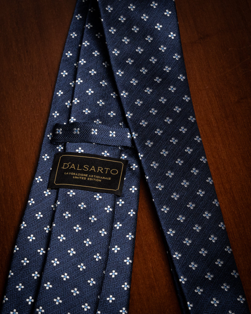 #color_blu notte con fiori bianchi