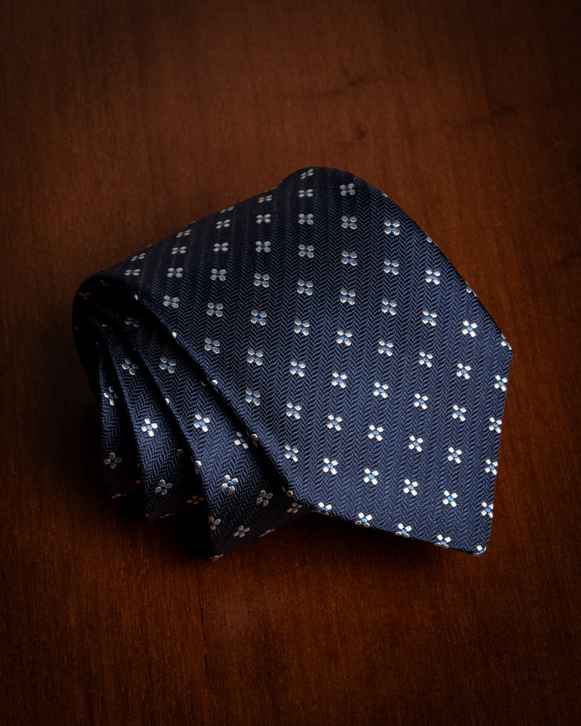 #color_blu notte con fiori bianchi