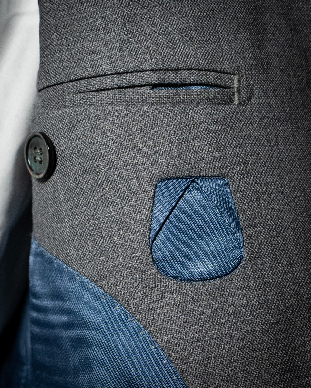 Abito Modernico Grigio Chiaro con Fodera Avio - Elegante e professionale, perfetto per il business. Rever a lancia, tasche a filetto, fodera avio, e tessuto in lana estiva.