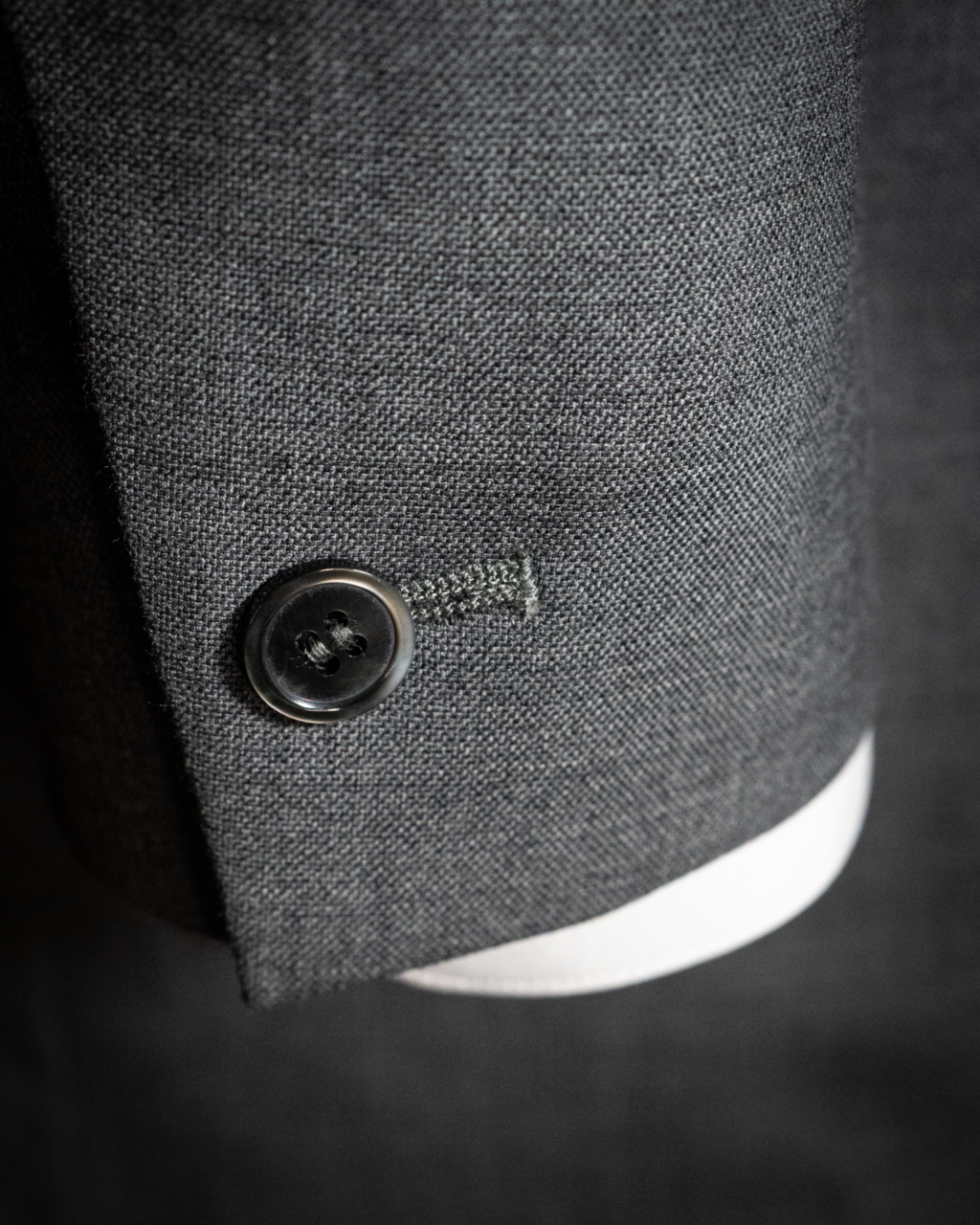Abito Modernico Grigio Chiaro con Fodera Avio - Elegante e professionale, perfetto per il business. Rever a lancia, tasche a filetto, fodera avio, e tessuto in lana estiva.
