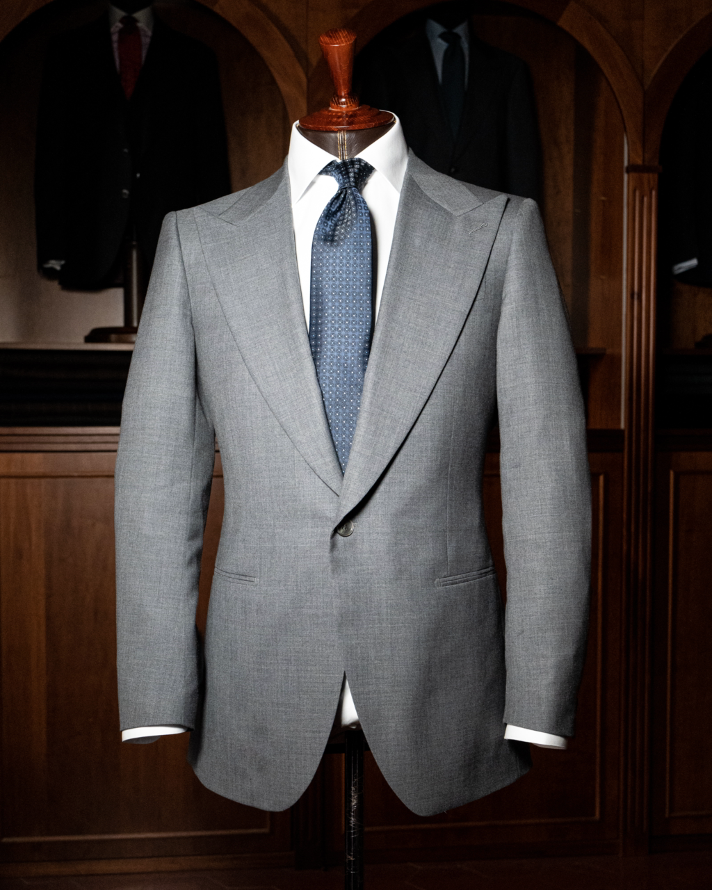 Abito Modernico Grigio Chiaro con Fodera Avio - Elegante e professionale, perfetto per il business. Rever a lancia, tasche a filetto, fodera avio, e tessuto in lana estiva.