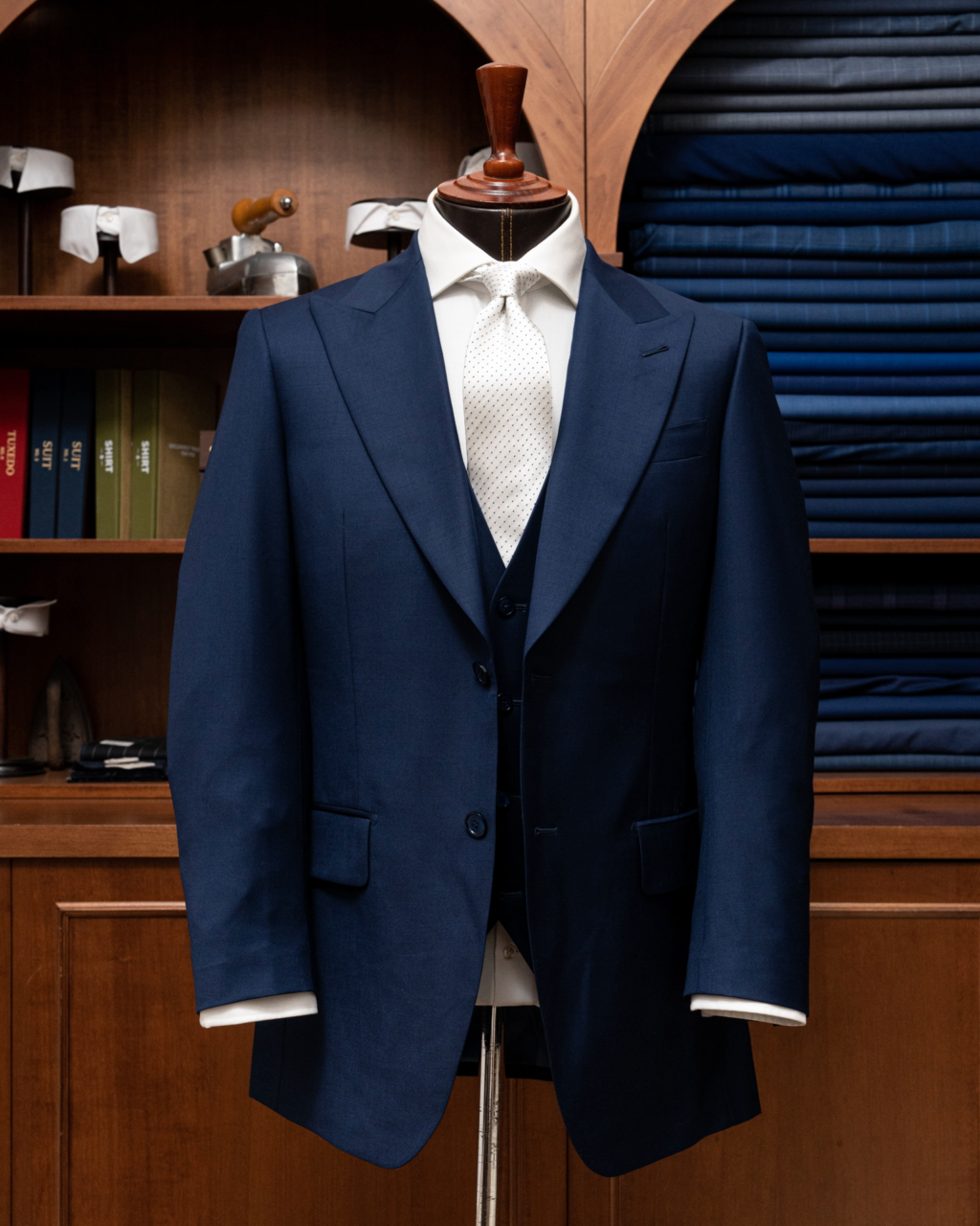 Abito Bernini Tre Pezzi Blu Navy con Rever a Lancia, Tasche a Pattina e Gilet Monopetto in Lana Raffinata. Ideale per Occasioni Formali, Cerimonie e Affari.