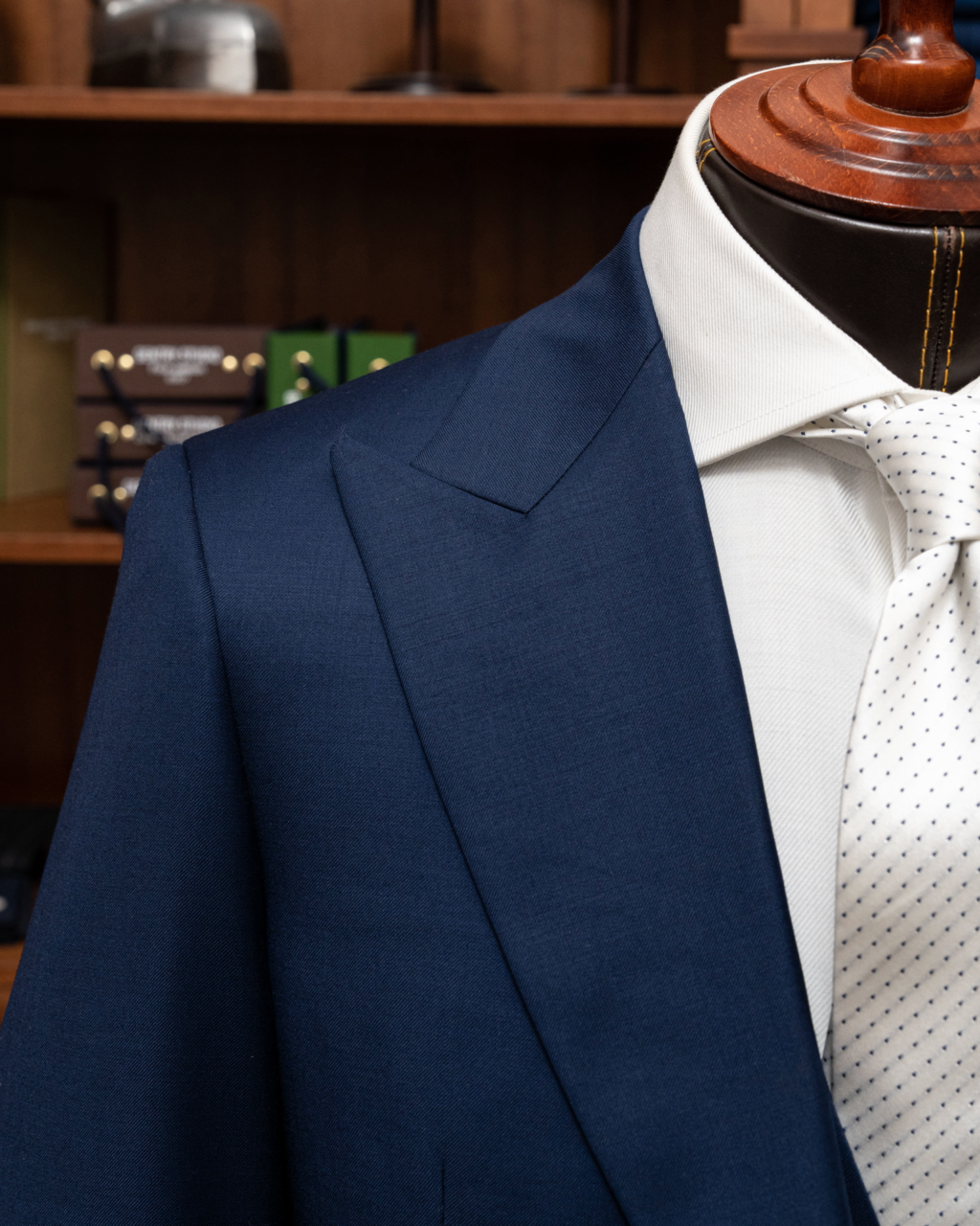 Abito Bernini Tre Pezzi Blu Navy con Rever a Lancia, Tasche a Pattina e Gilet Monopetto in Lana Raffinata. Ideale per Occasioni Formali, Cerimonie e Affari.