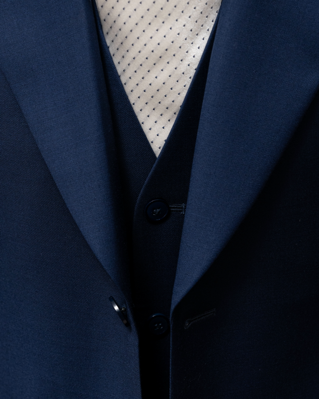 Abito Bernini Tre Pezzi Blu Navy con Rever a Lancia, Tasche a Pattina e Gilet Monopetto in Lana Raffinata. Ideale per Occasioni Formali, Cerimonie e Affari.