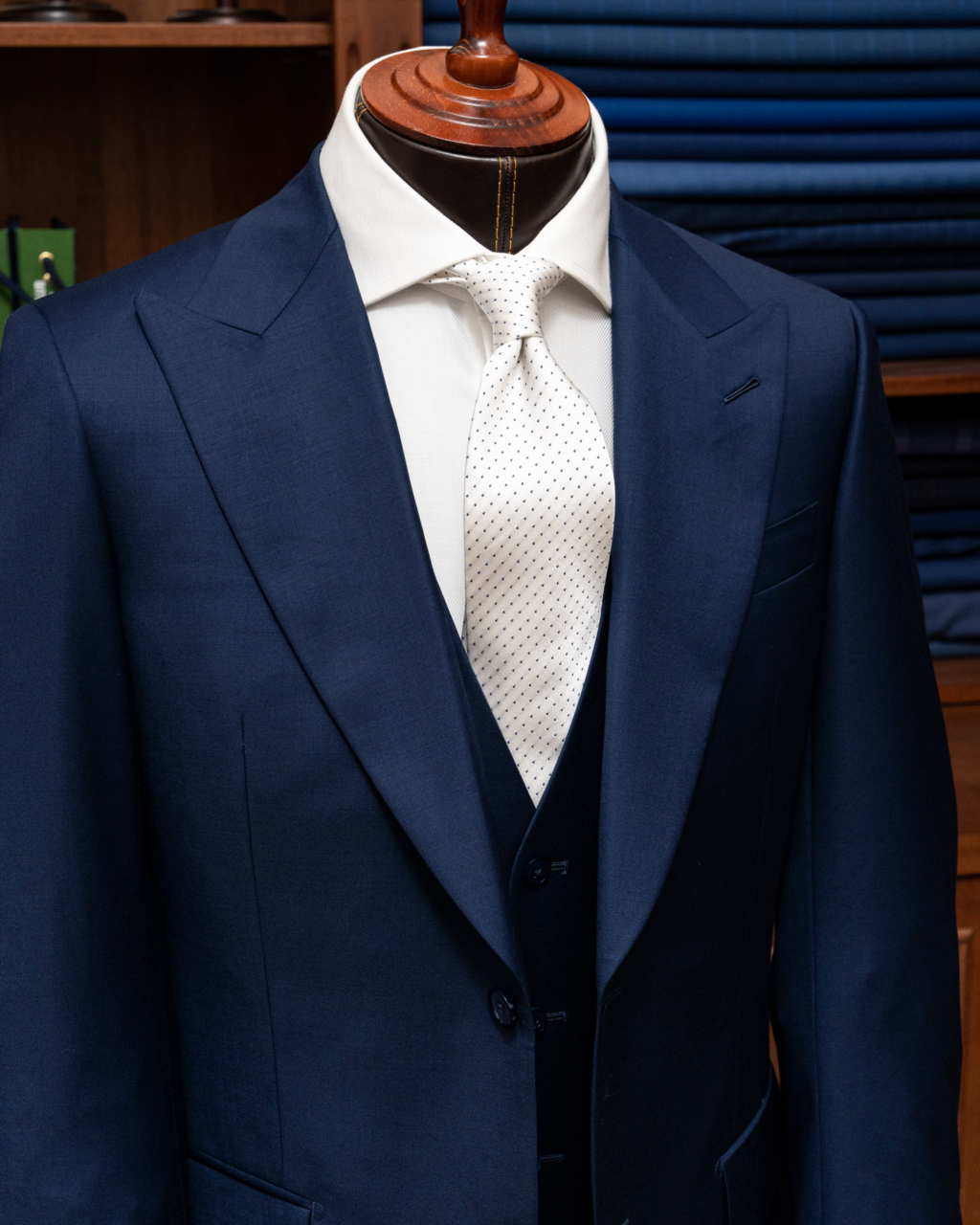 Abito Bernini Tre Pezzi Blu Navy con Rever a Lancia, Tasche a Pattina e Gilet Monopetto in Lana Raffinata. Ideale per Occasioni Formali, Cerimonie e Affari.