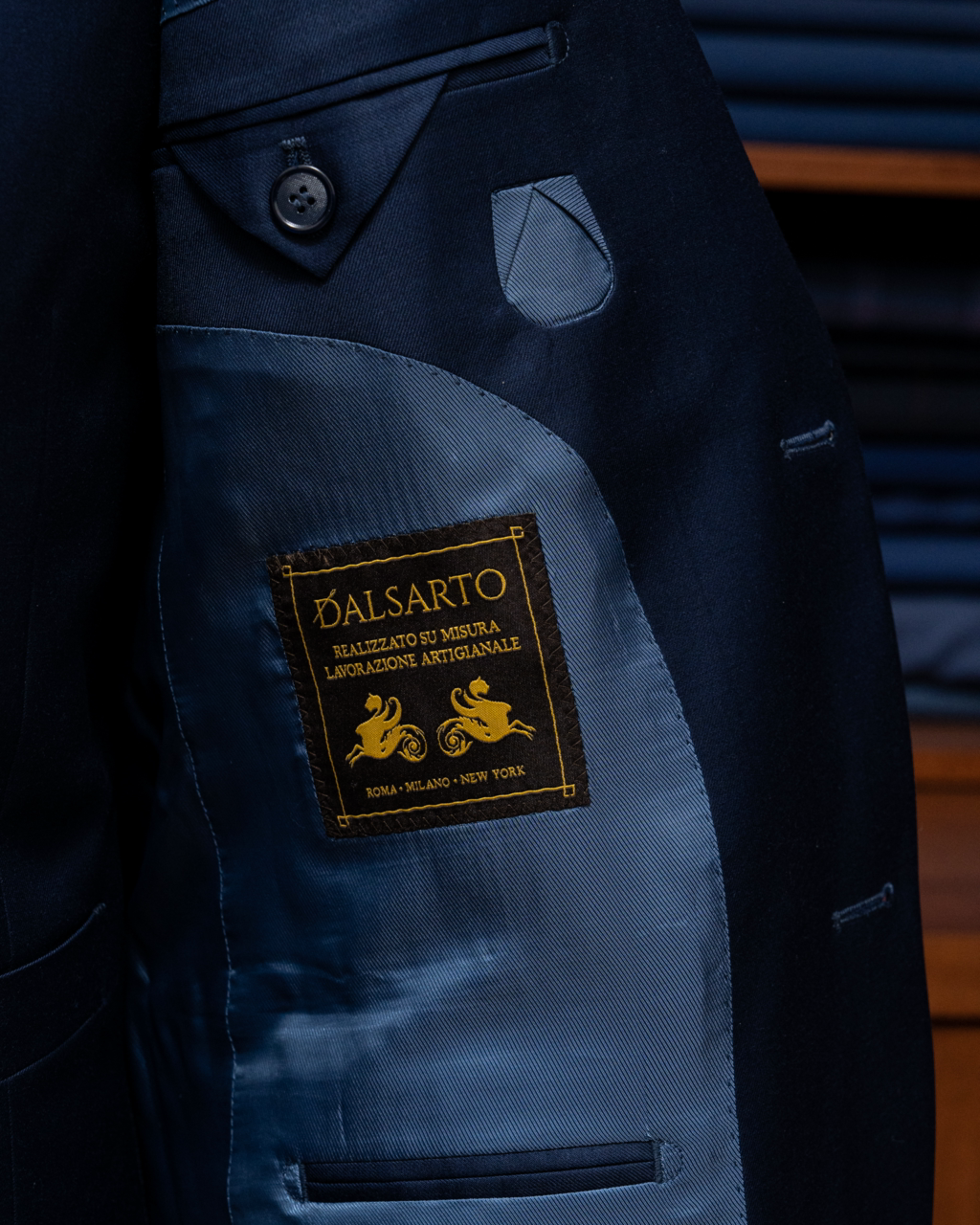 Abito Bernini Tre Pezzi Blu Navy con Rever a Lancia, Tasche a Pattina e Gilet Monopetto in Lana Raffinata. Ideale per Occasioni Formali, Cerimonie e Affari.