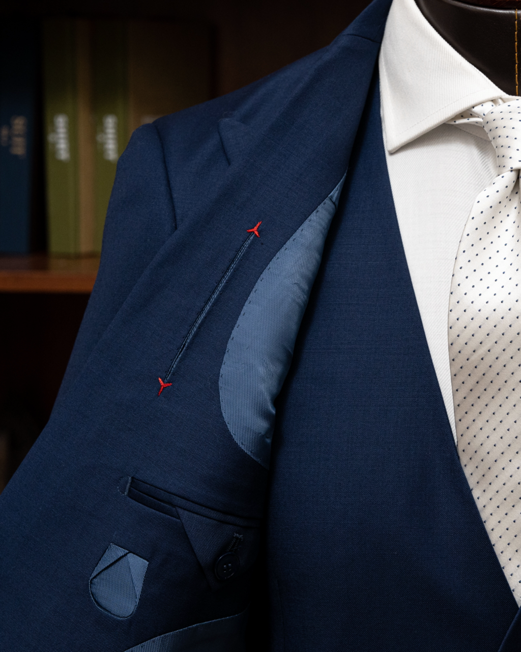 Abito Bernini Tre Pezzi Blu Navy con Rever a Lancia, Tasche a Pattina e Gilet Monopetto in Lana Raffinata. Ideale per Occasioni Formali, Cerimonie e Affari.