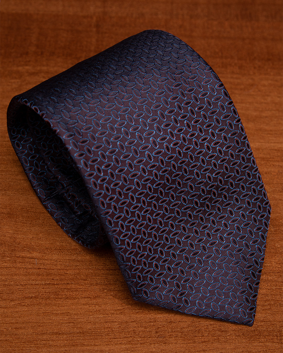 Cravatta Jacquard Bordeaux Con Motivo Ellittico Blu Cobalto