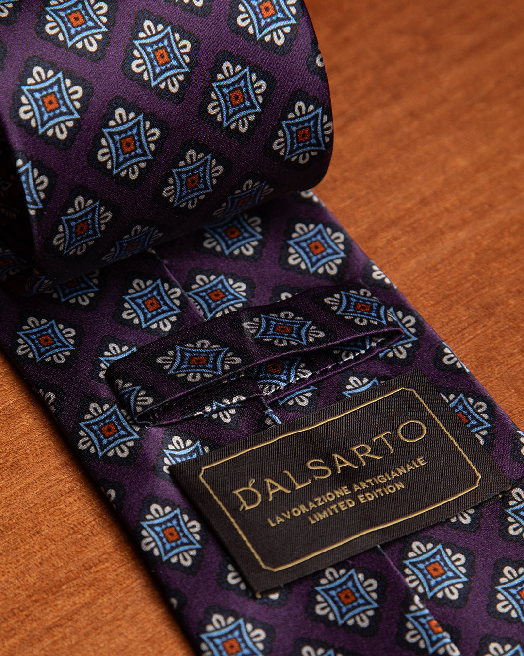 Cravatta Viola con Rombi Azzurri e Grigi