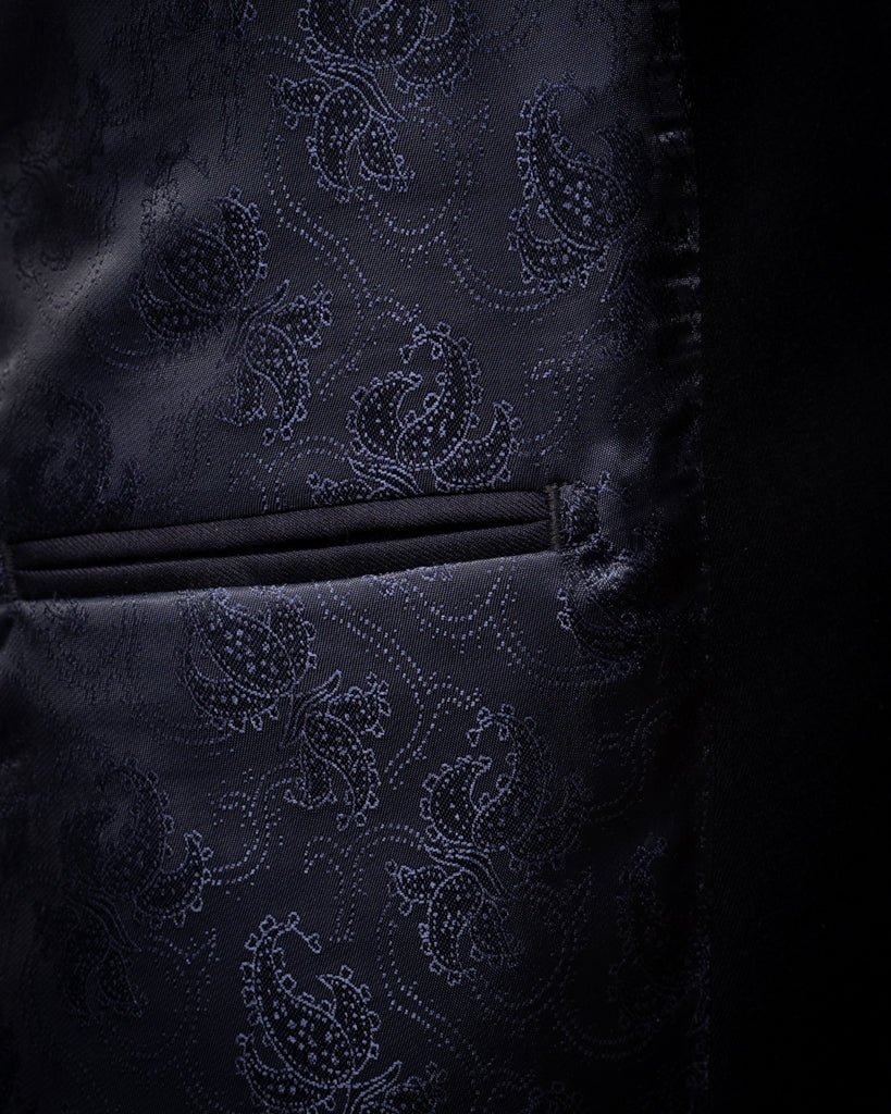 Abito Bernini Blu Scuro Tre Pezzi con Fodera Jacquard e Madreperla: Eleganza Versatile e Raffinata per Ogni Occasione.