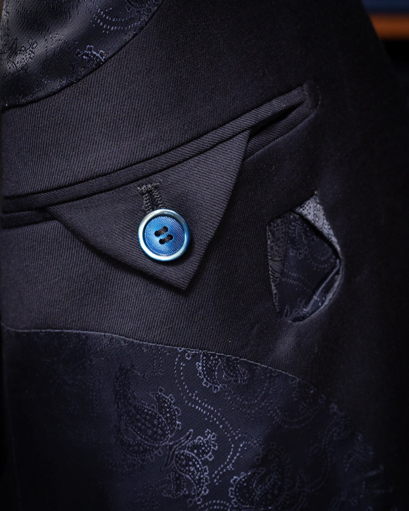 Abito Bernini Blu Scuro Tre Pezzi con Fodera Jacquard e Madreperla: Eleganza Versatile e Raffinata per Ogni Occasione.