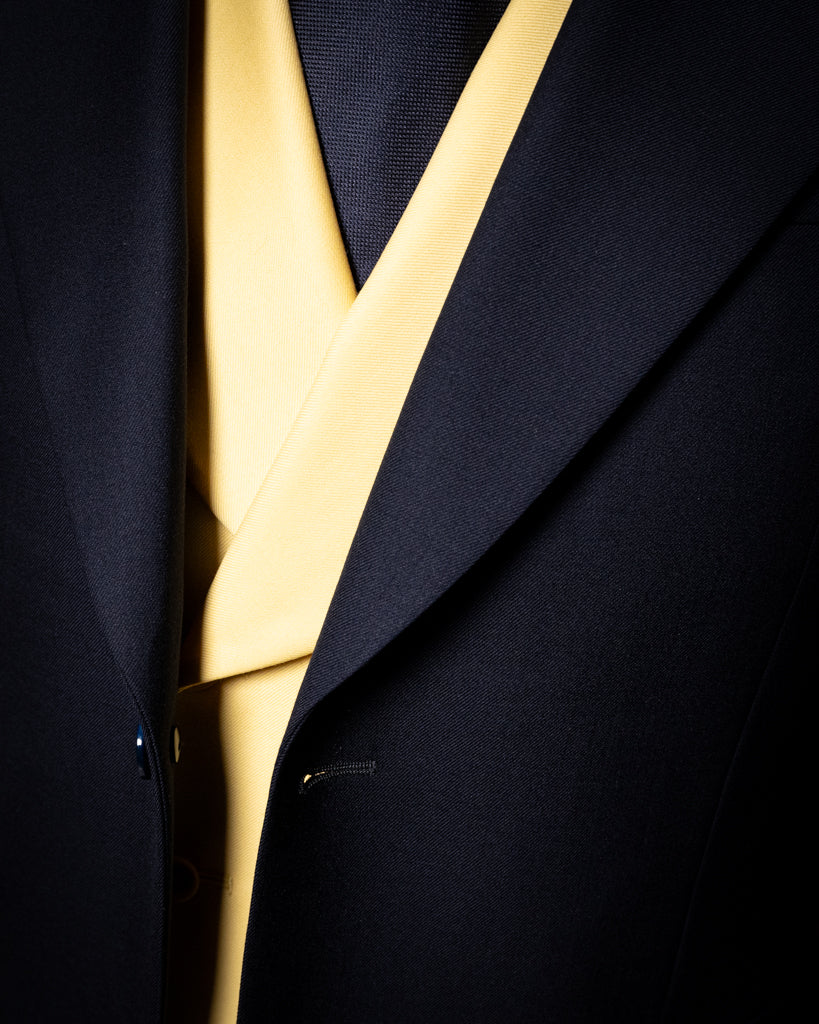 Abito Bernini Petrolio Scuro con Gilet Giallo