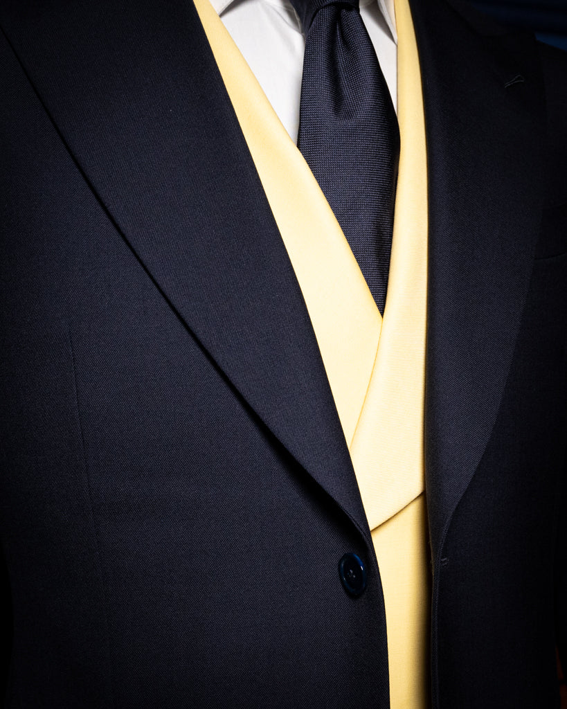 Abito Bernini Petrolio Scuro con Gilet Giallo