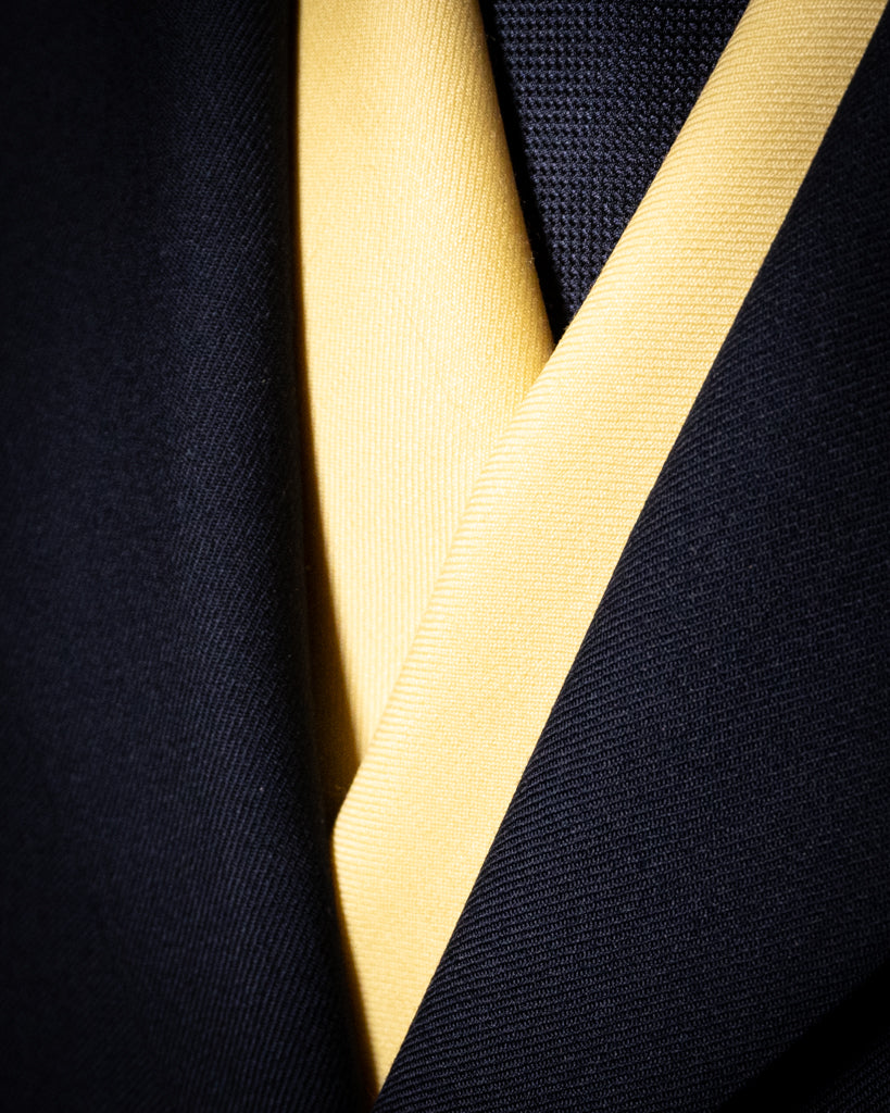 Abito Bernini Petrolio Scuro con Gilet Giallo