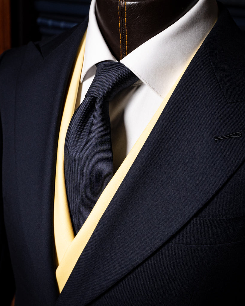 Abito Bernini Petrolio Scuro con Gilet Giallo