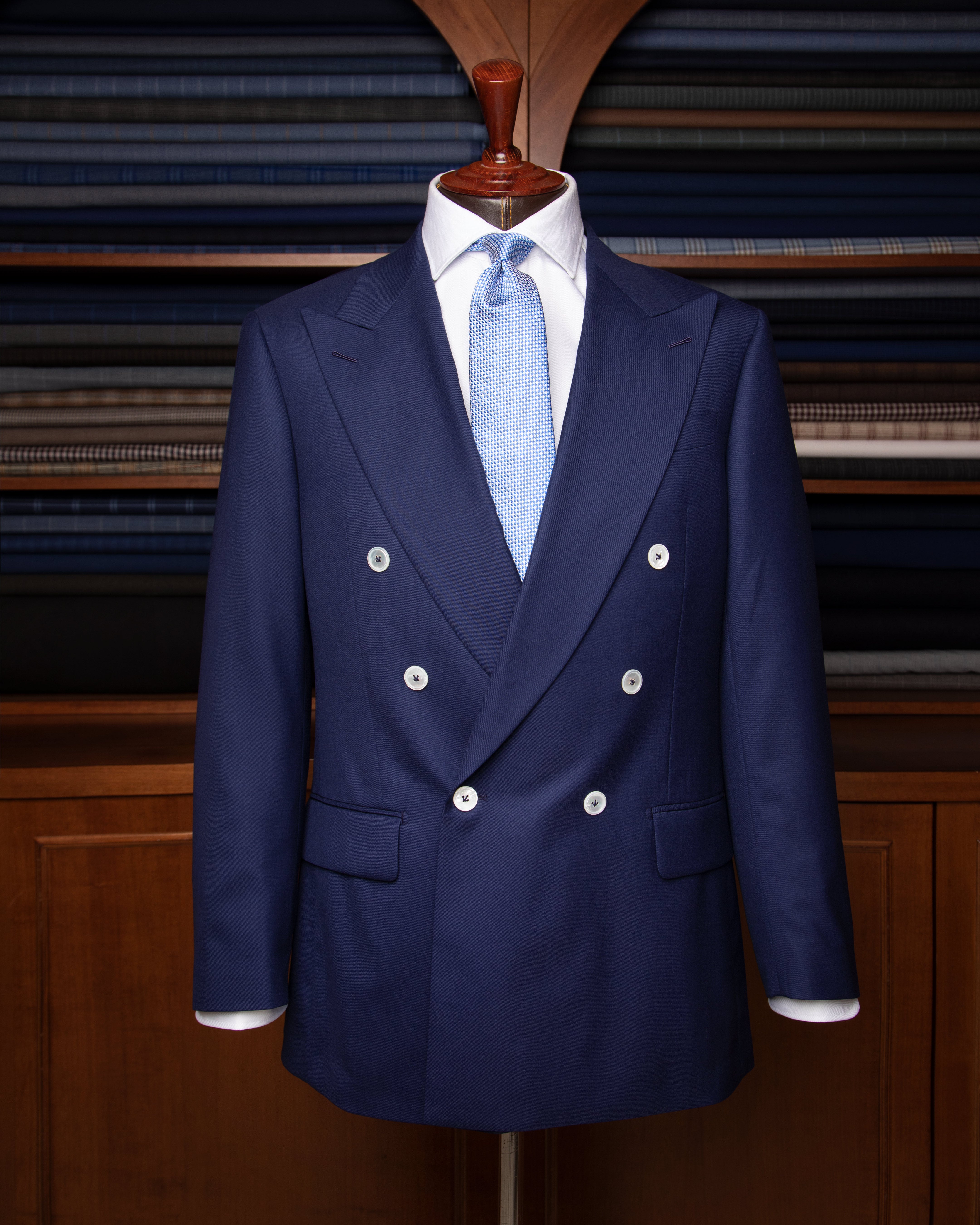 Abito Perugino Blu con Bottoni Madreperla Bianchi