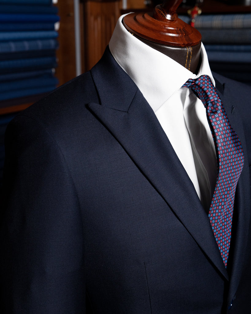 Abito Bernini Blu Scuro con Rever Stretto e Dettagli Raffinati in Lana Quattro Stagioni: Eleganza senza Tempo per Ogni Occasione.