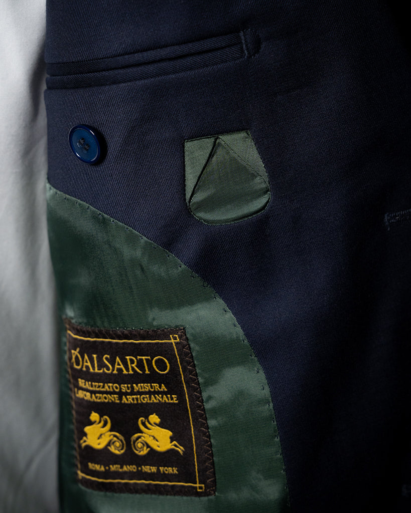 Abito Bernini Blu Scuro con Rever Stretto e Dettagli Raffinati in Lana Quattro Stagioni: Eleganza senza Tempo per Ogni Occasione.