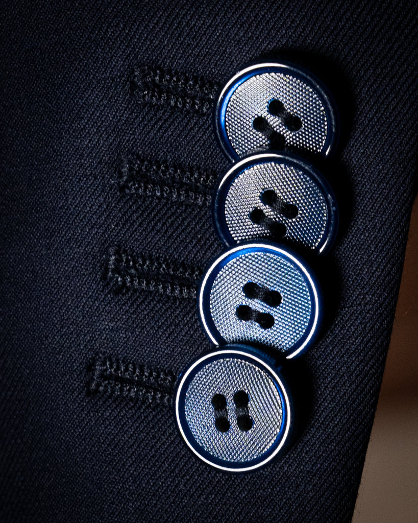 Abito Bernini Blu Scuro con Rever Stretto e Dettagli Raffinati in Lana Quattro Stagioni: Eleganza senza Tempo per Ogni Occasione.