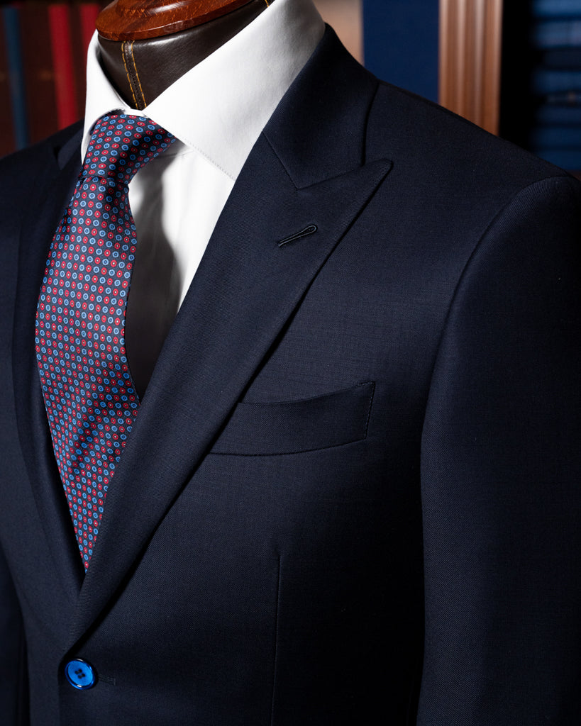 Abito Bernini Blu Scuro con Rever Stretto e Dettagli Raffinati in Lana Quattro Stagioni: Eleganza senza Tempo per Ogni Occasione.