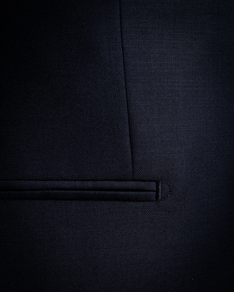 Abito Bernini Blu Scuro con Rever Stretto e Dettagli Raffinati in Lana Quattro Stagioni: Eleganza senza Tempo per Ogni Occasione.