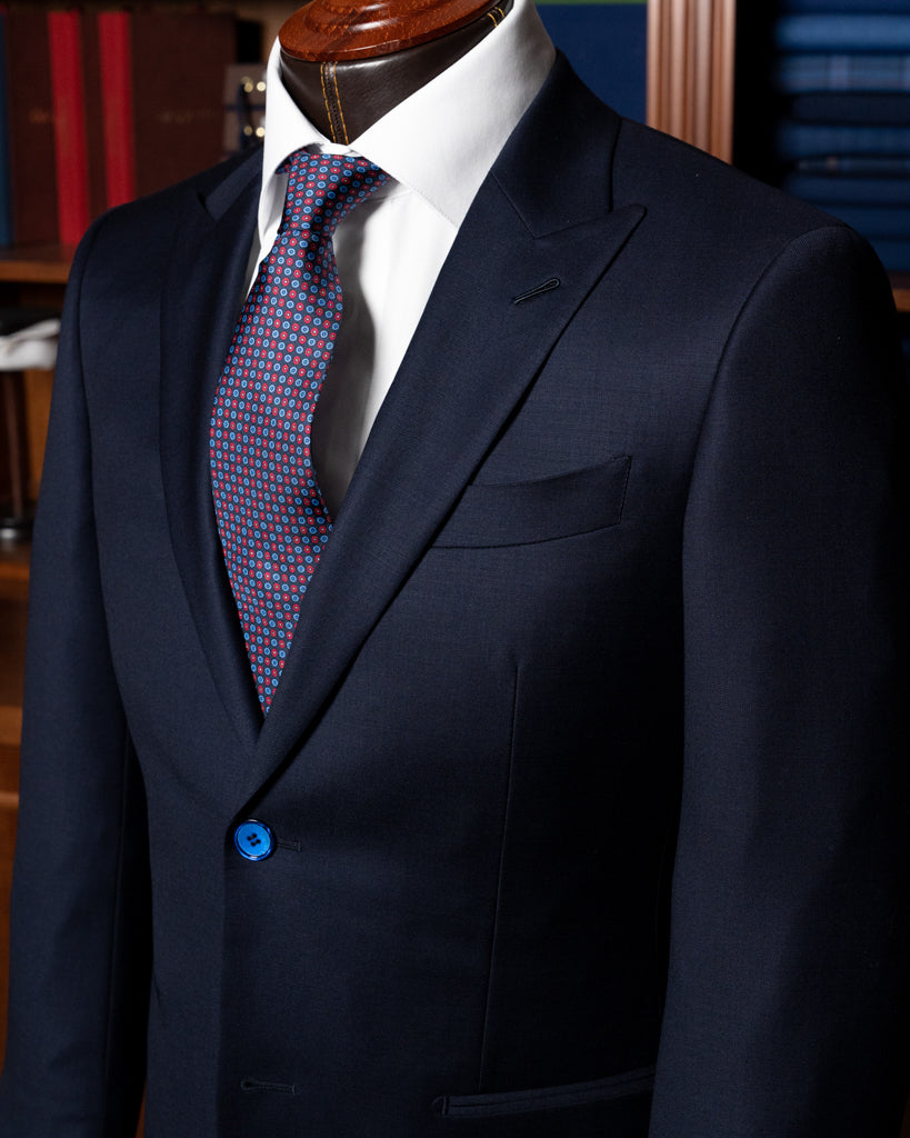 Abito Bernini Blu Scuro con Rever Stretto e Dettagli Raffinati in Lana Quattro Stagioni: Eleganza senza Tempo per Ogni Occasione.