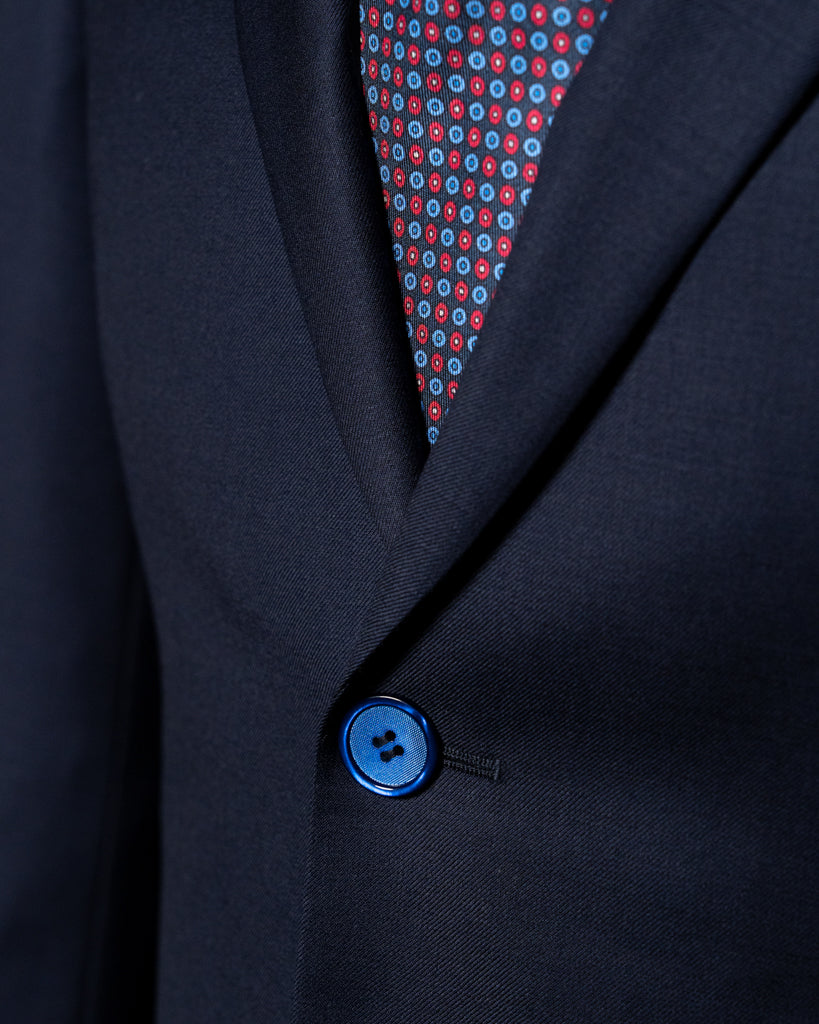 Abito Bernini Blu Scuro con Rever Stretto e Dettagli Raffinati in Lana Quattro Stagioni: Eleganza senza Tempo per Ogni Occasione.