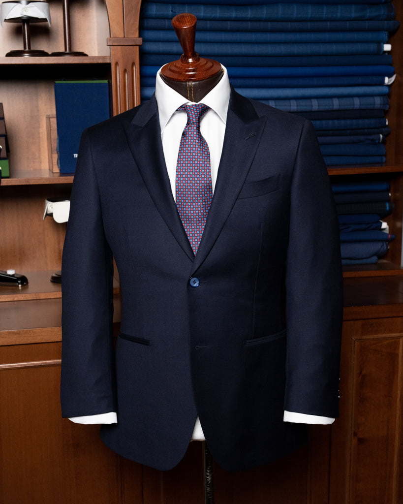 Abito Bernini Blu Scuro con Rever Stretto e Dettagli Raffinati in Lana Quattro Stagioni: Eleganza senza Tempo per Ogni Occasione.