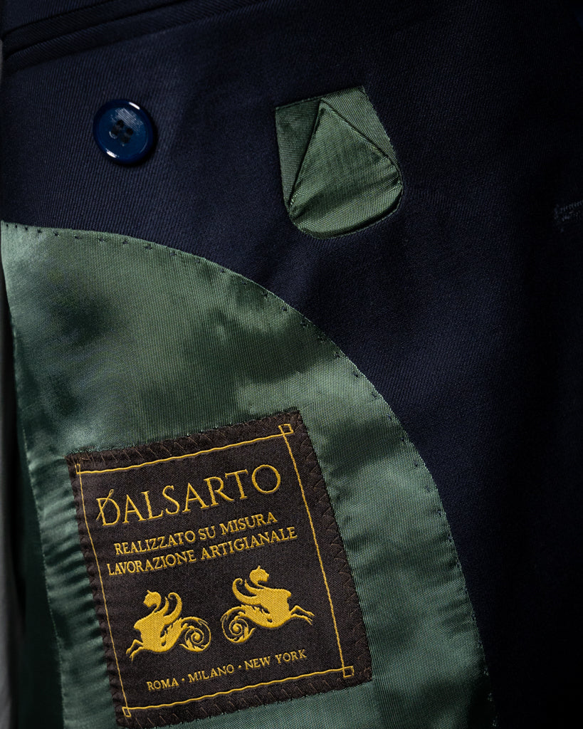 Abito Bernini Blu Scuro con Rever Stretto e Dettagli Raffinati in Lana Quattro Stagioni: Eleganza senza Tempo per Ogni Occasione.