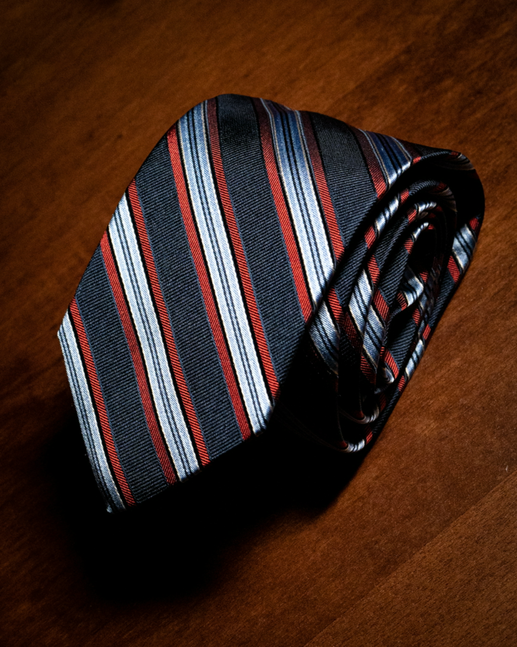 Cravatta Blu con Fantasia Regimental Rossa