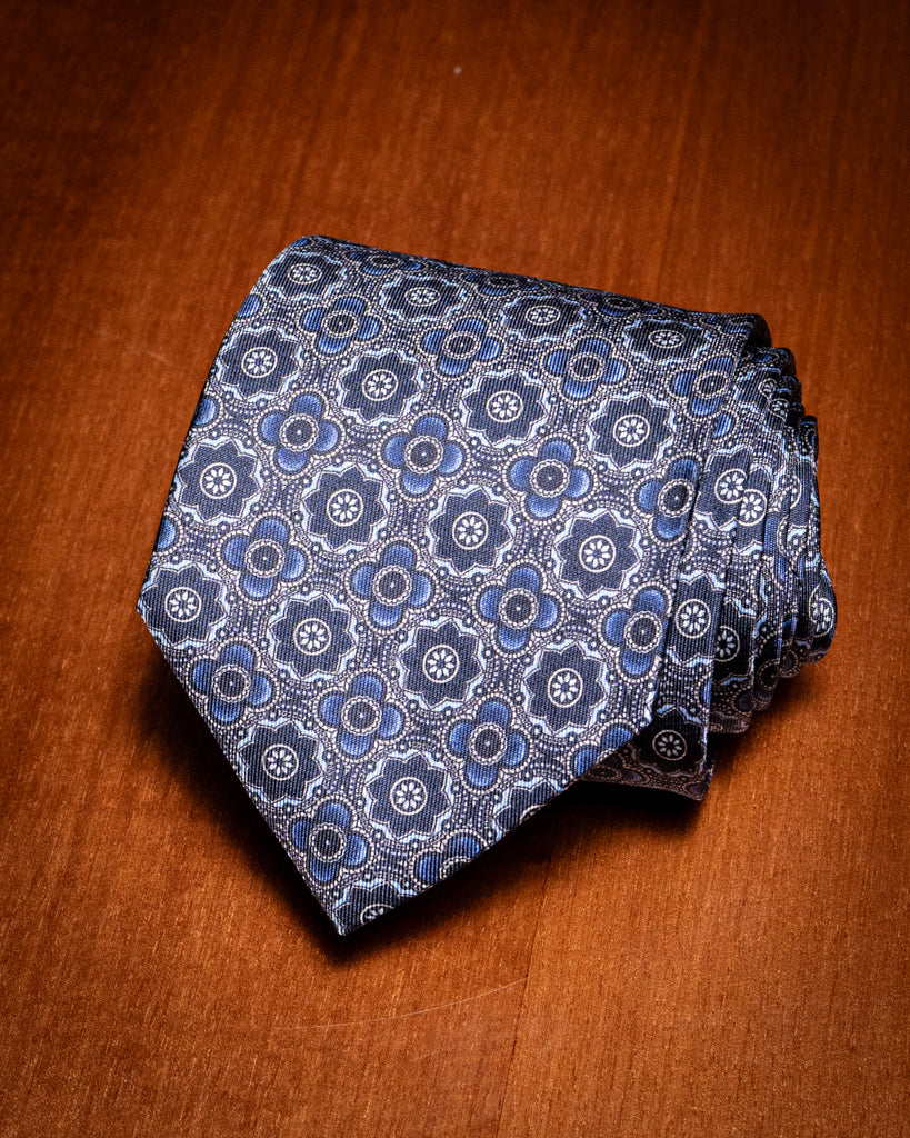 Cravatta Blu con Mosaico di Petali