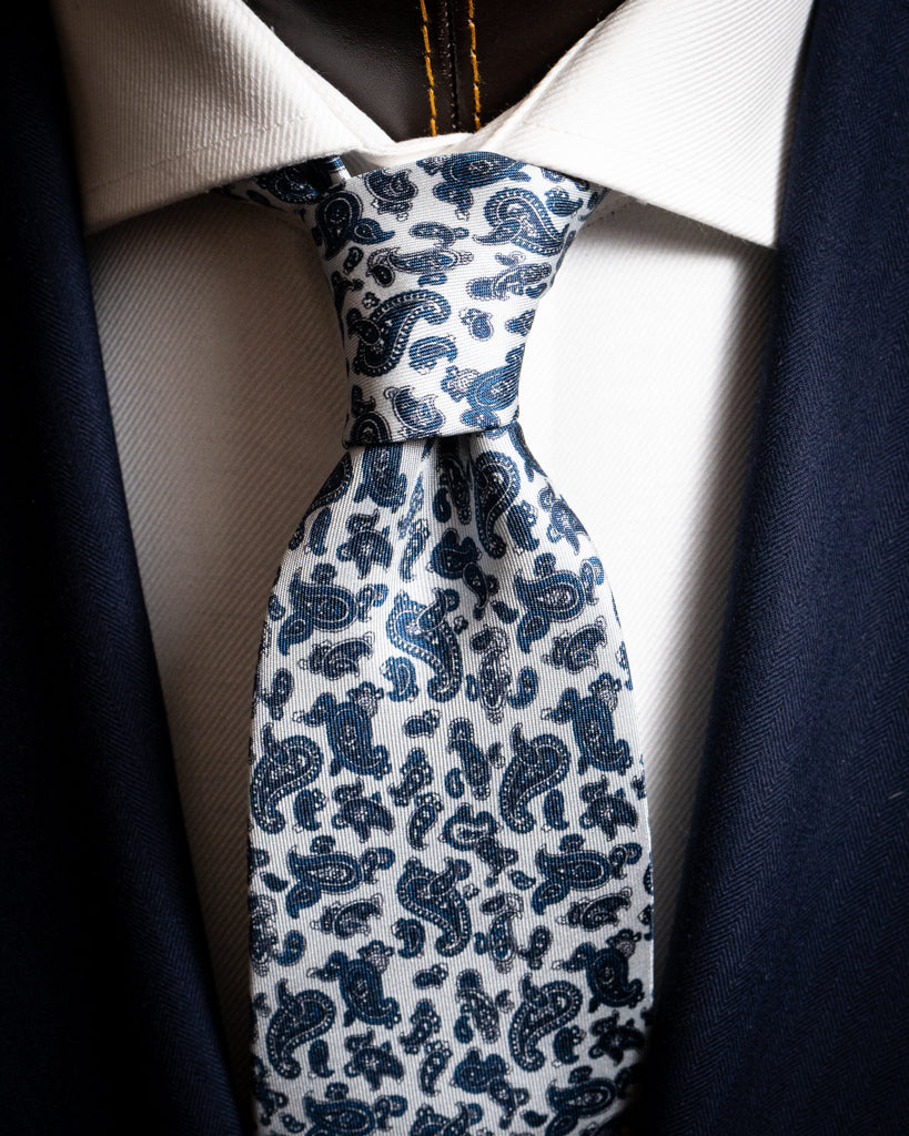 Cravatta Bianca con Disegni Blu