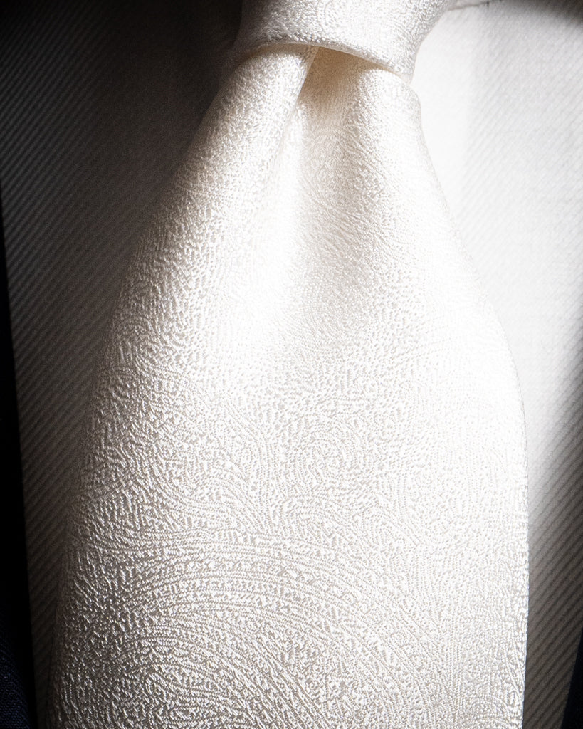 Cravatta Bianca con Fantasia in Rilievo