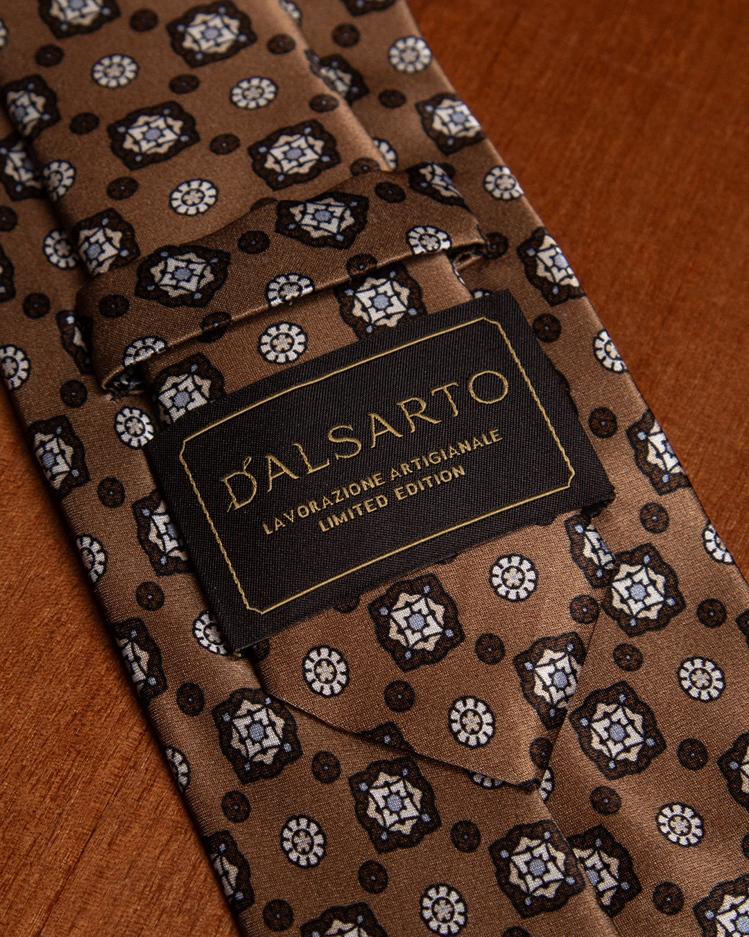 Cravatta Bronzo Fantasia Fiori Bianchi e Marroni
